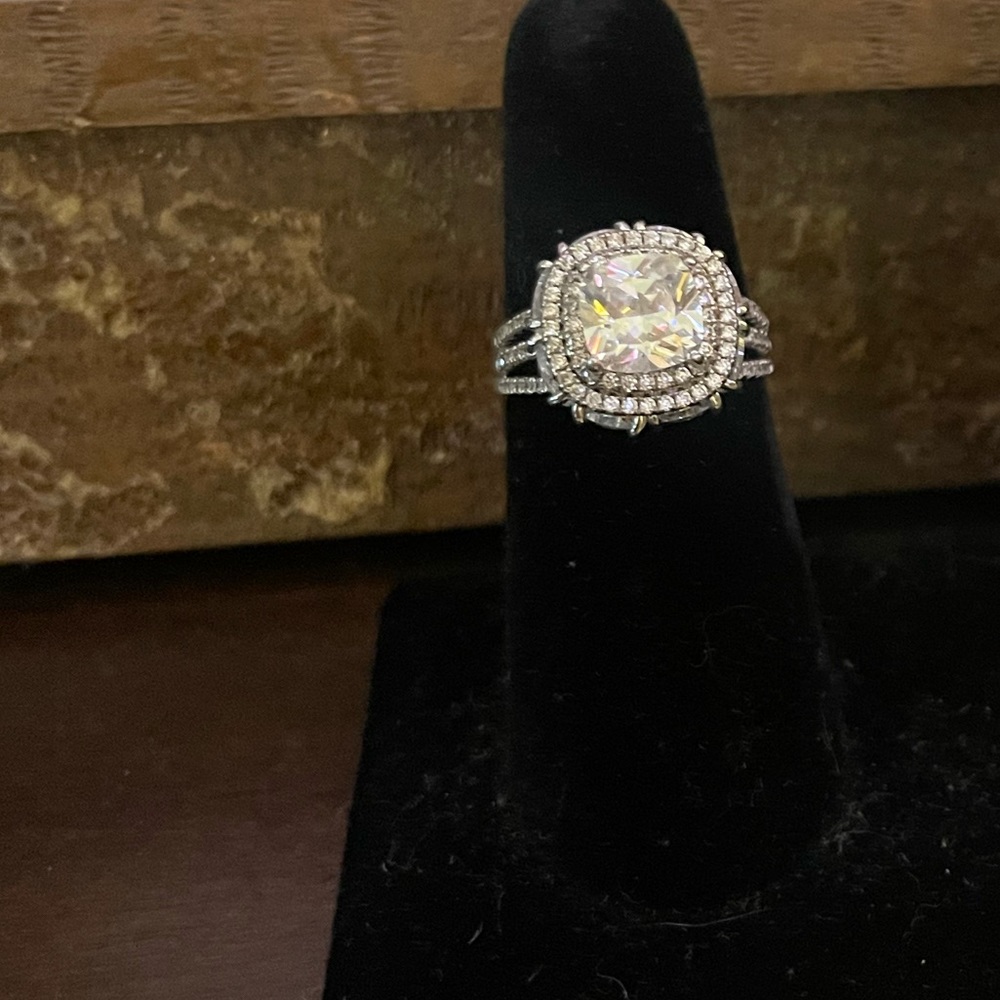 Elegant Silver Ring with Clear Gemstone